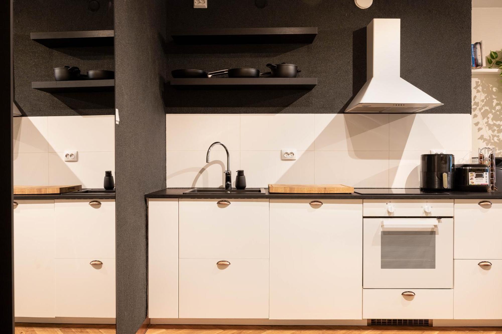 Great Location & Transport Connections With Amenities 1-8 People Free Continental Breakfast Wifi Coffee &tea *
