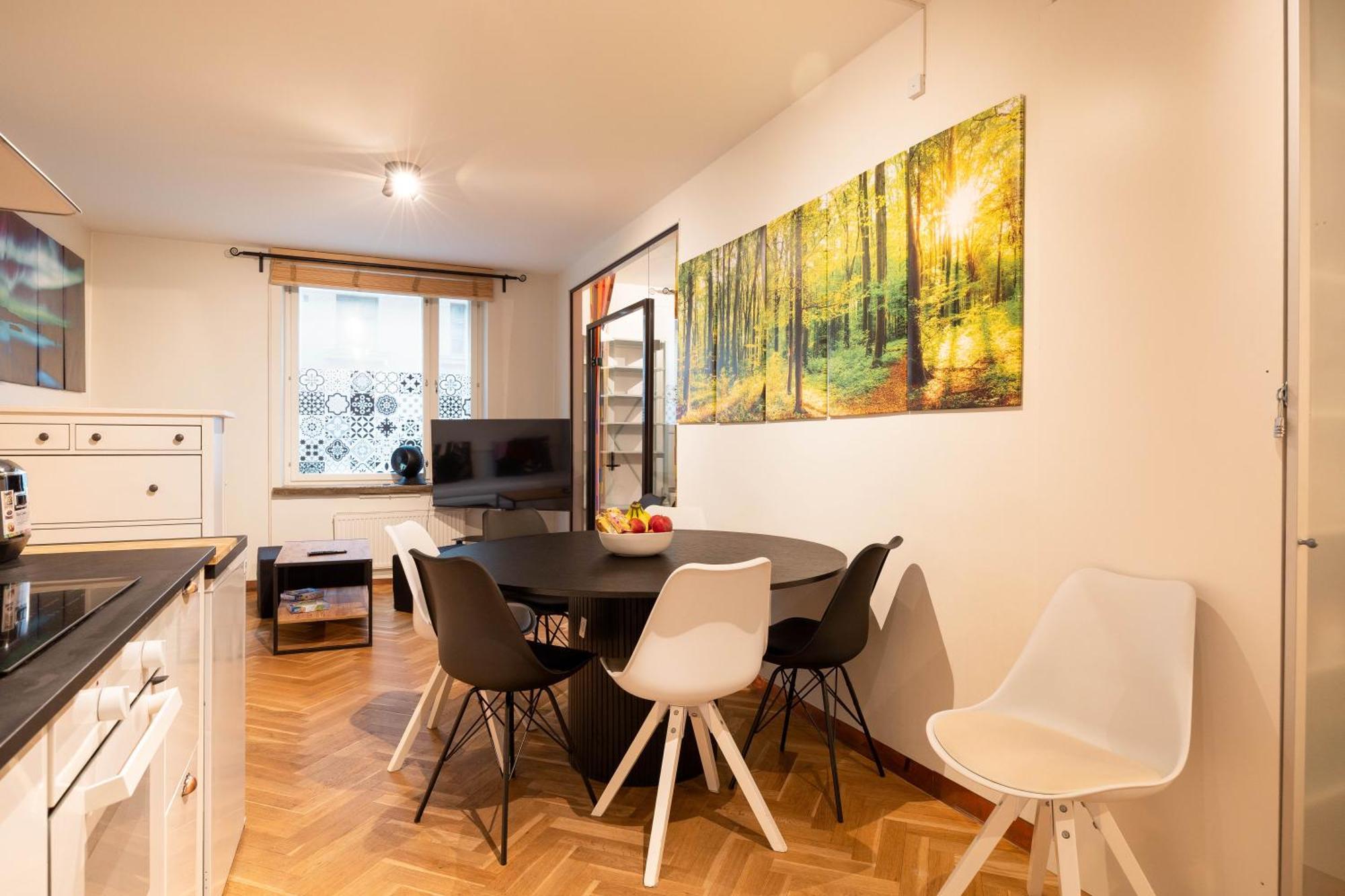 Great Location & Transport Connections With Amenities 1-8 People Free Continental Breakfast Wifi Coffee &tea *