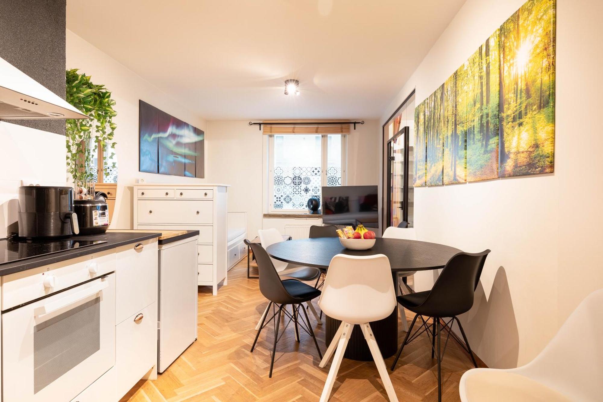 Great Location & Transport Connections With Amenities 1-8 People Free Continental Breakfast Wifi Coffee &tea Apartamento *